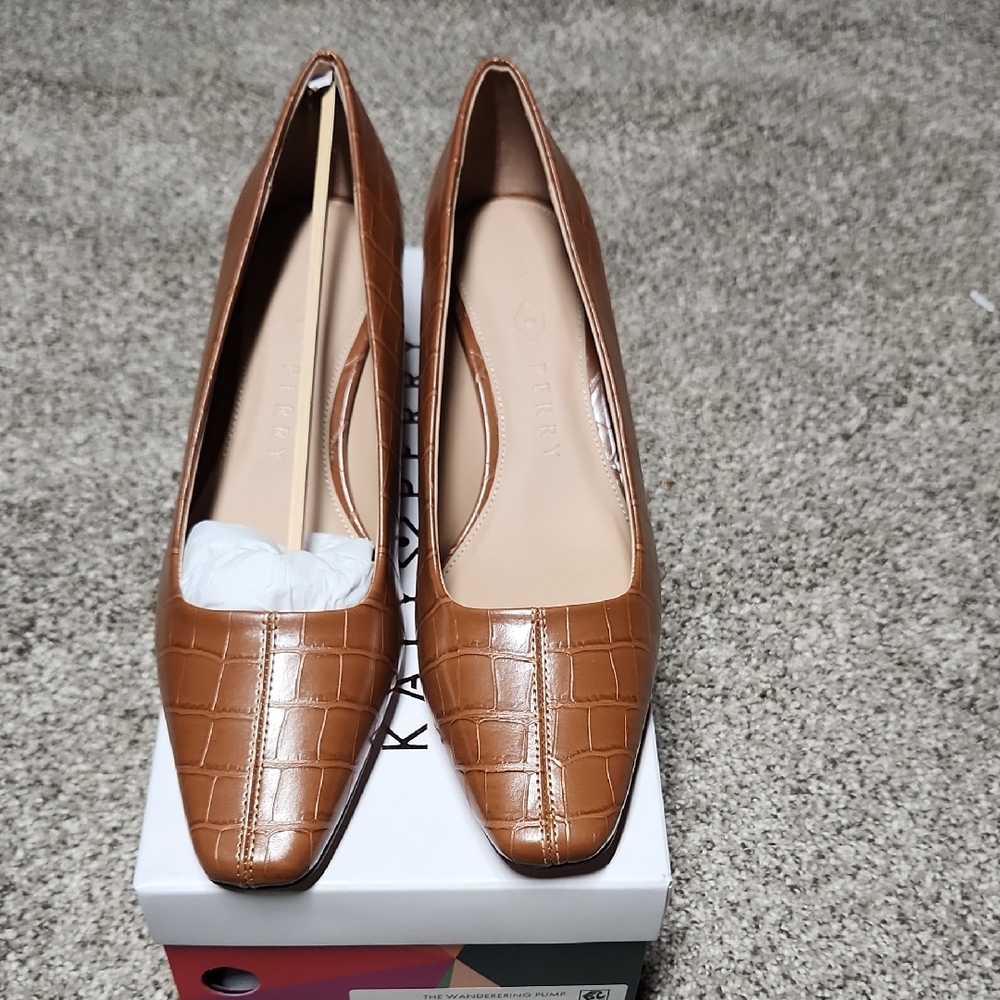 NEW Katy Perry Wanderering Pump Size 10